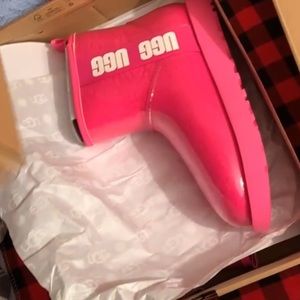 I’m selling these Ugg’s they just came in mail .
